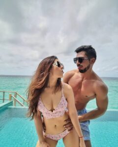 Shiny Doshi Instagram - High 5 to us.🌟

#happy5baby ❤️
#jabwemet
