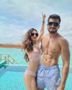 Shiny Doshi Instagram - High 5 to us.🌟

#happy5baby ❤️
#jabwemet