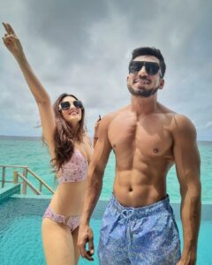 Shiny Doshi Instagram - High 5 to us.🌟

#happy5baby ❤️
#jabwemet