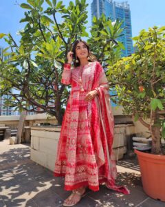 Shiny Doshi Instagram - Let the Indian-ness show!!! Life is too short to blend in. ❤️ 

Wearing @nehamtaonline 
Styling @styling.your.soul 
Brand PR @lmaoanshi 

#indianwear #traditional #culture #indianoutfit #shinydoshi