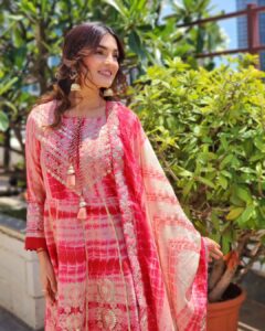 Shiny Doshi Instagram - Let the Indian-ness show!!! Life is too short to blend in. ❤️ 

Wearing @nehamtaonline 
Styling @styling.your.soul 
Brand PR @lmaoanshi 

#indianwear #traditional #culture #indianoutfit #shinydoshi