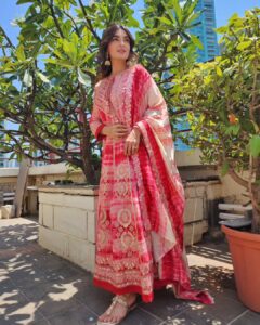 Shiny Doshi Instagram - Let the Indian-ness show!!! Life is too short to blend in. ❤️ 

Wearing @nehamtaonline 
Styling @styling.your.soul 
Brand PR @lmaoanshi 

#indianwear #traditional #culture #indianoutfit #shinydoshi