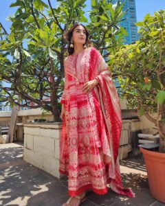 Shiny Doshi Instagram - Let the Indian-ness show!!! Life is too short to blend in. ❤️ 

Wearing @nehamtaonline 
Styling @styling.your.soul 
Brand PR @lmaoanshi 

#indianwear #traditional #culture #indianoutfit #shinydoshi
