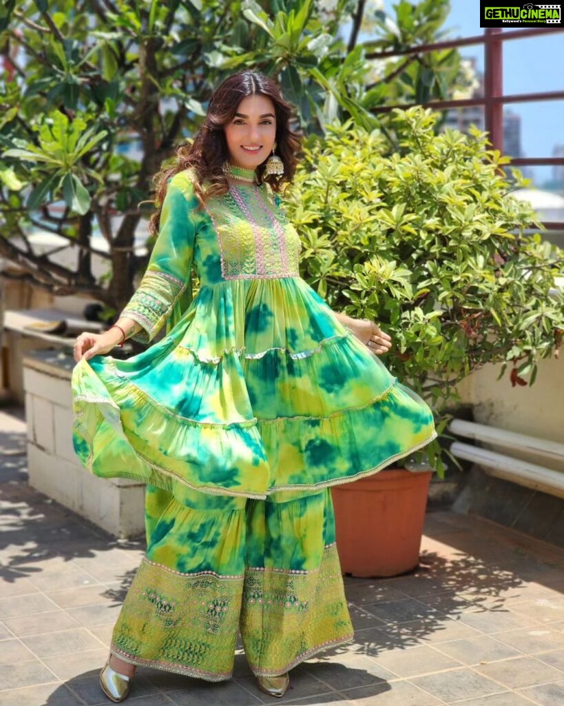 Shiny Doshi Instagram - How much is too much green? Confused? Go green this summer!!!! Wearing @nehamtaonline Styling @styling.your.soul Brand PR @lmaoanshi #keepingitcool #green #indianwear #indianoutfit #traditionalwear #salwarsuits #sharara #shinydoshi