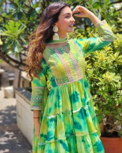 Shiny Doshi Instagram - How much is too much green?
Confused? 
Go green this summer!!!!

Wearing @nehamtaonline 
Styling @styling.your.soul 
Brand PR @lmaoanshi 

#keepingitcool #green #indianwear #indianoutfit #traditionalwear #salwarsuits #sharara #shinydoshi