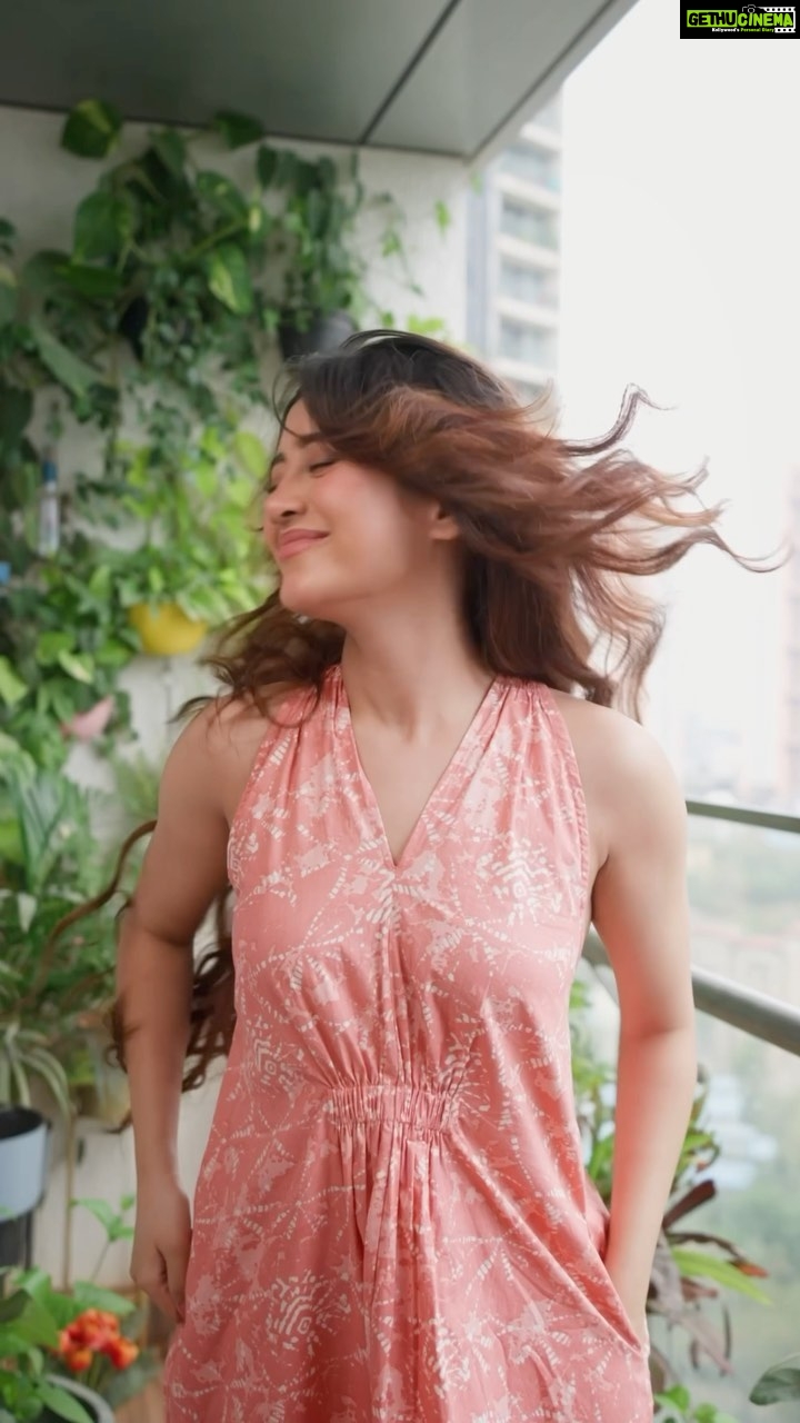 YRKKH की SHIVANGI JOSHI ने इस MODEL की DRESS को किया COPY | बुरी तरह हुई  Troll |Shivangi Joshi Dress - YouTube
