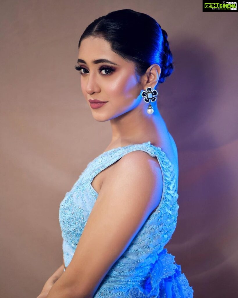 Shivangi Joshi Instagram - 🦋 Styled by @stylingbyvictor @sohail__mughal___ Outfit @geishadesigns Earrings @aquamarine_jewellery Assisted by @ebthestylecoach Hair @sunny_hairr Makeup @imsumansingh Clicked by @ruhaankhanportraits