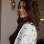 Shivangi Joshi Instagram – Worry less, smile more🤍