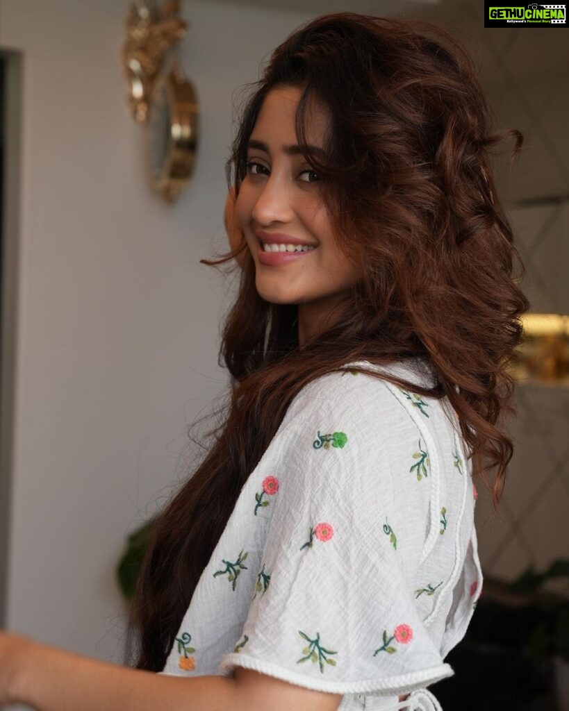 Shivangi Joshi Instagram - Worry less, smile more🤍