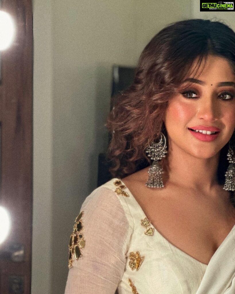 Shivangi Joshi Instagram - #bekaboo 🤍 Playing Rajpari was truly a magical experience and an experimental decision. Thank you @ektarkapoor maam for believing in me and making me a part of your magnum opus. So happy & proud that team @balajitelefilmslimited and @colorstv is taking Indian television to new heights, making such a grand, magical show like this one. Watch Bekaboo, tonight at 9pm on Colors.