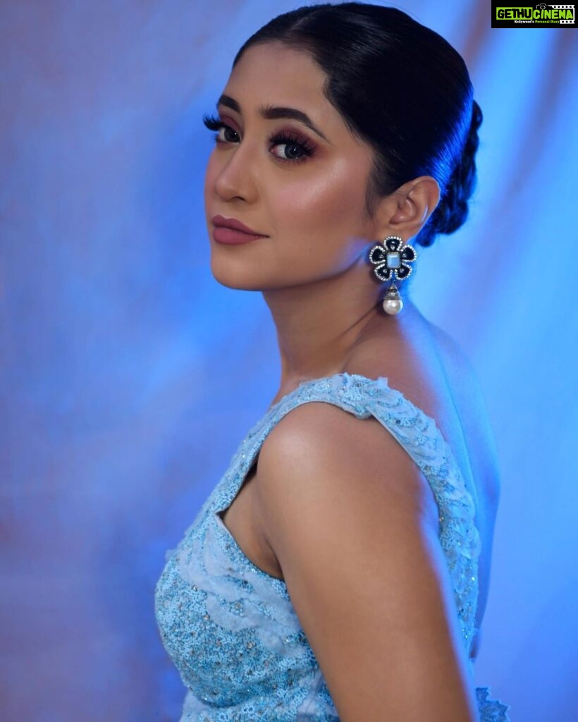 Shivangi Joshi Instagram - 🦋 Styled by @stylingbyvictor @sohail__mughal___ Outfit @geishadesigns Earrings @aquamarine_jewellery Assisted by @ebthestylecoach Hair @sunny_hairr Makeup @imsumansingh Clicked by @ruhaankhanportraits