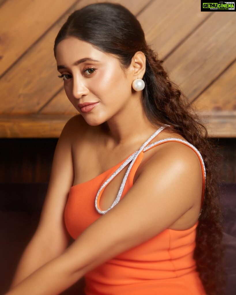 Shivangi Joshi Instagram - National me day..😁✌🏻 Accessories @the_jewel_gallery Clicked by @theguywithacanon Happy Birthday