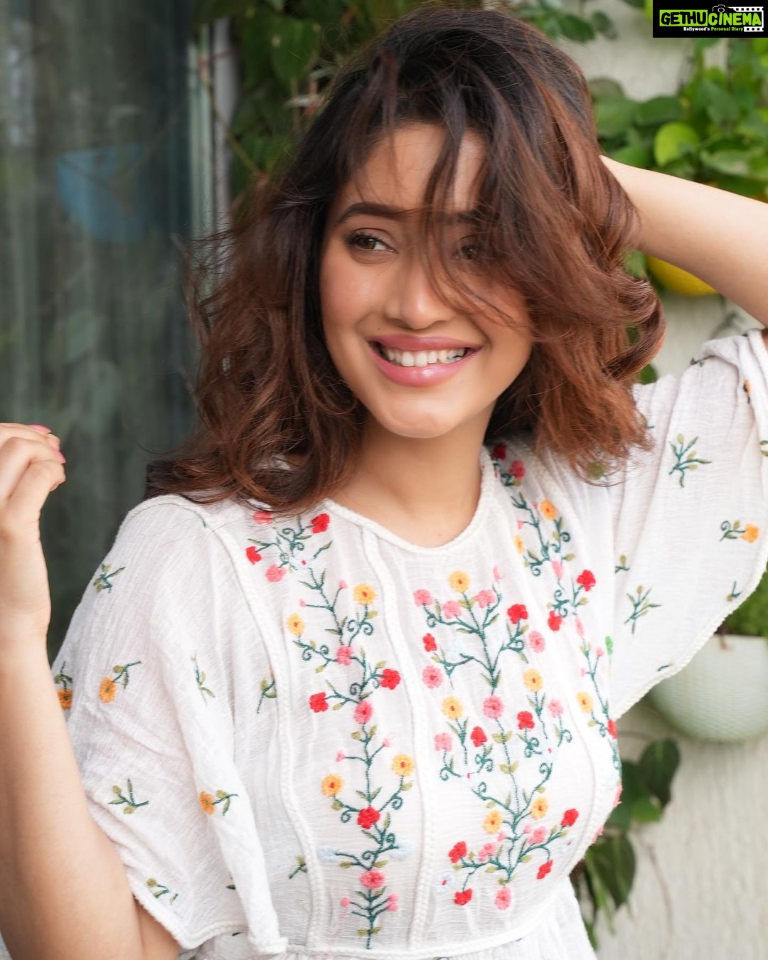 Shivangi Joshi Instagram - Worry less, smile moreš¤