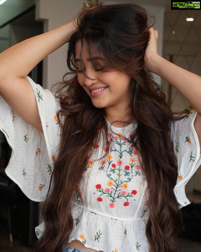 Shivangi Joshi Instagram - Worry less, smile more🤍
