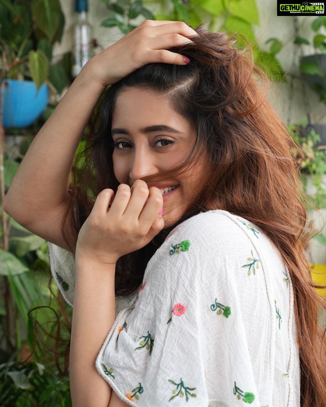 Shivangi Joshi Instagram - Worry less, smile moreš¤