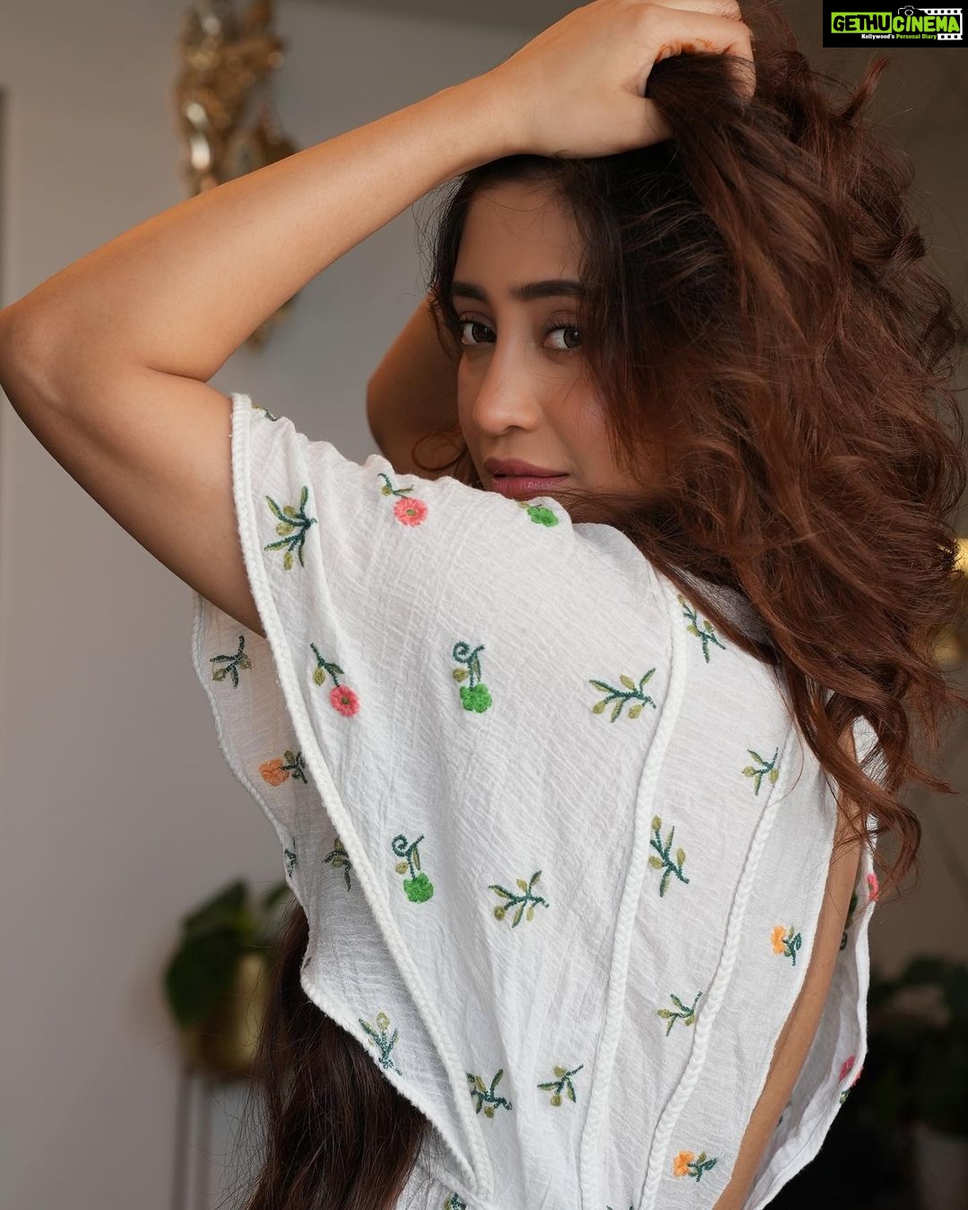 Shivangi Joshi Instagram - Worry less, smile moreš¤