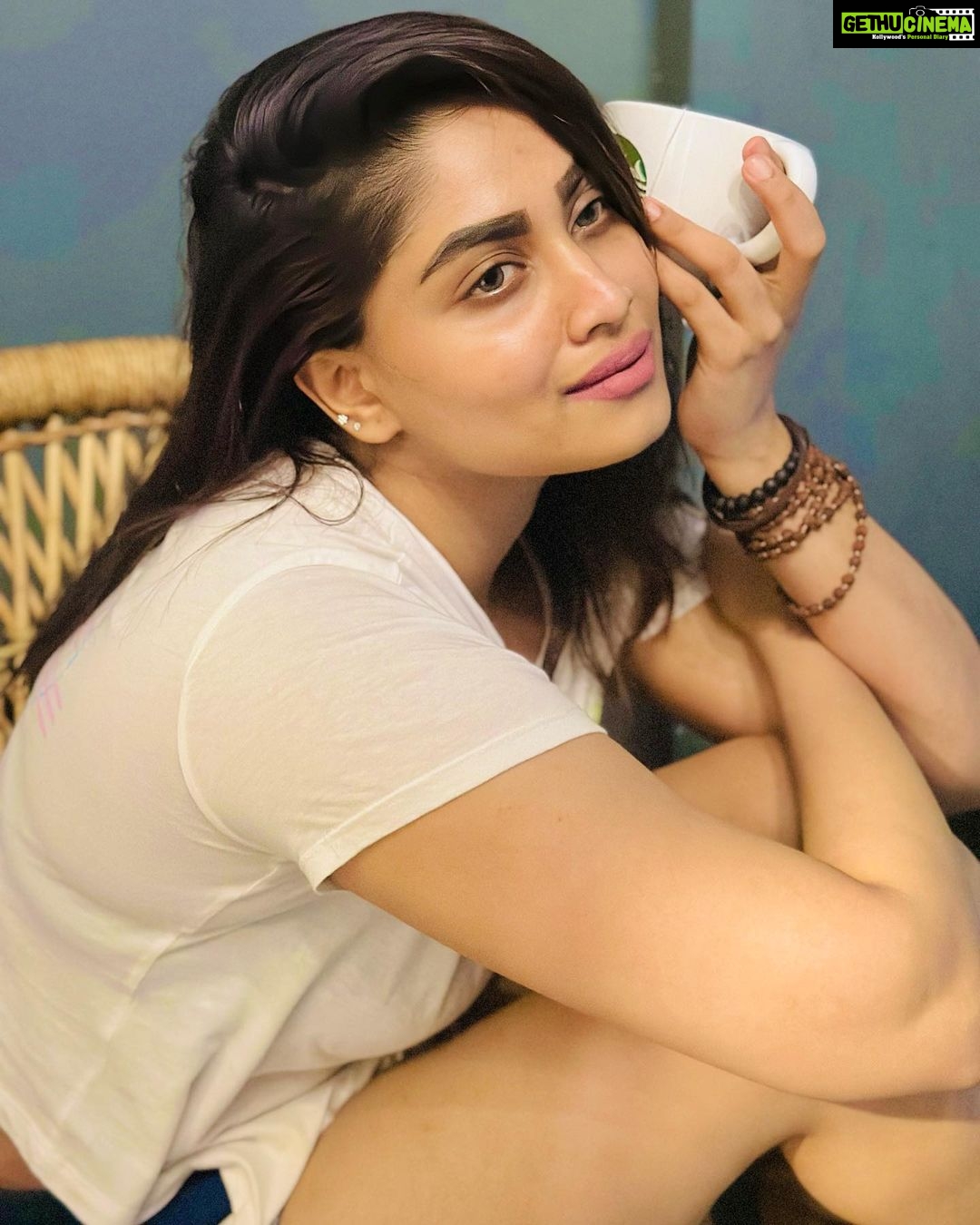 Shivani Narayanan Instagram - Hi how u all doing 😉👋 Clicks after a Green Tea 🤷🏻♀️