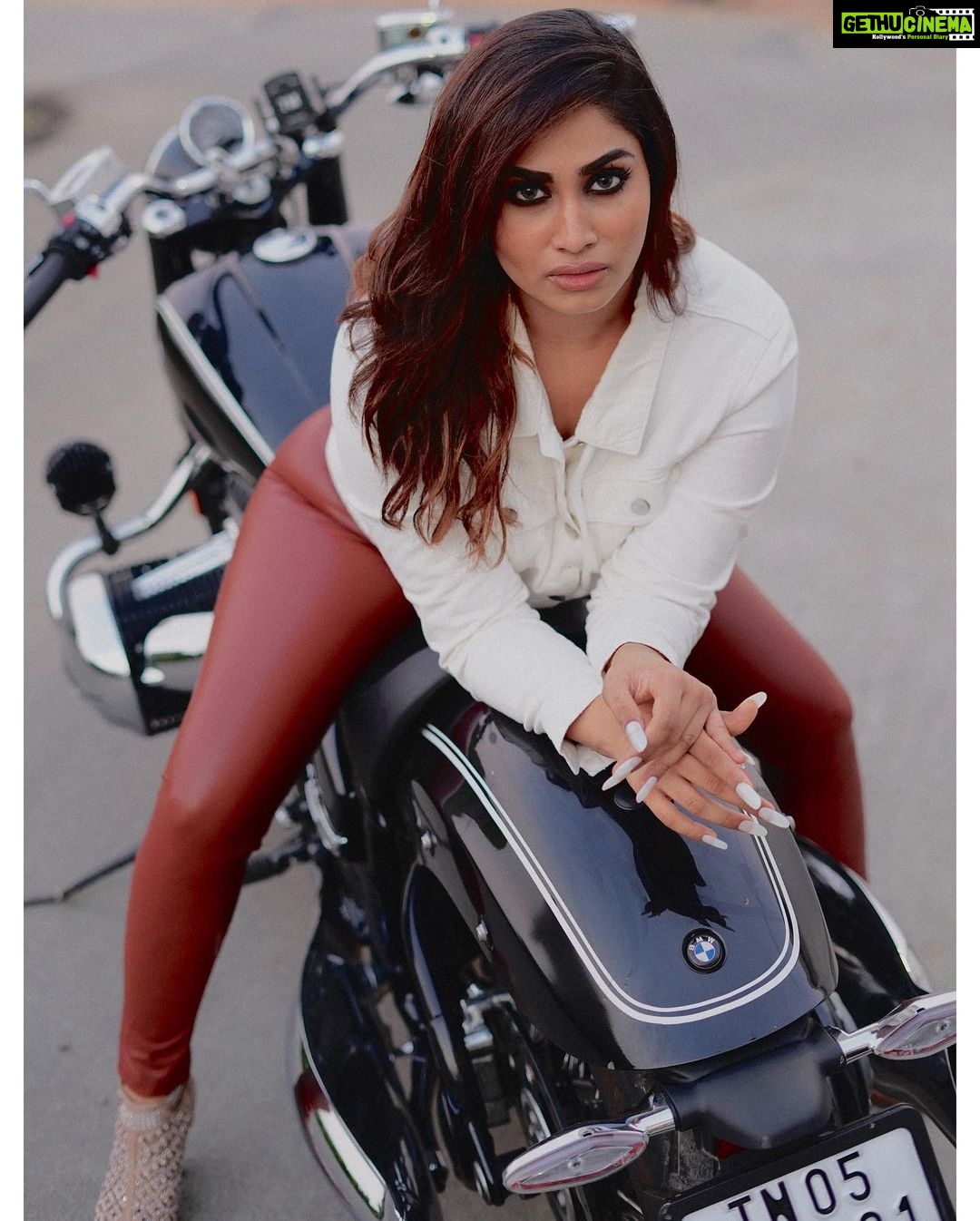 Shivani Narayanan Instagram - Weekend chilling be like 😉 #bmwr18 Concept @shamini_shankar_official Photography @sathish_photography49 Makeup & Hair @ratnamakeupartist Thanks for the bike bro @mohankumartoday 🏍️ #bmwr18