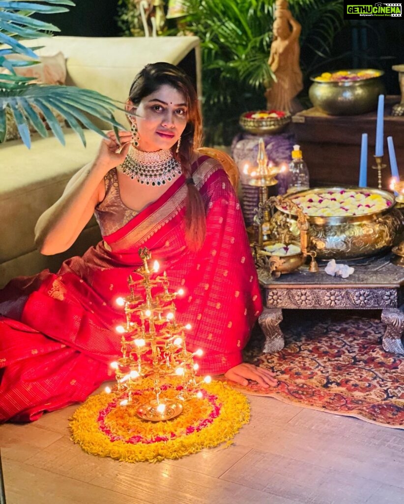 Shivani Narayanan Instagram - Happy Karthigai Deepam 🪔 Happiness is wearing Mom’s wedding saree ♥️