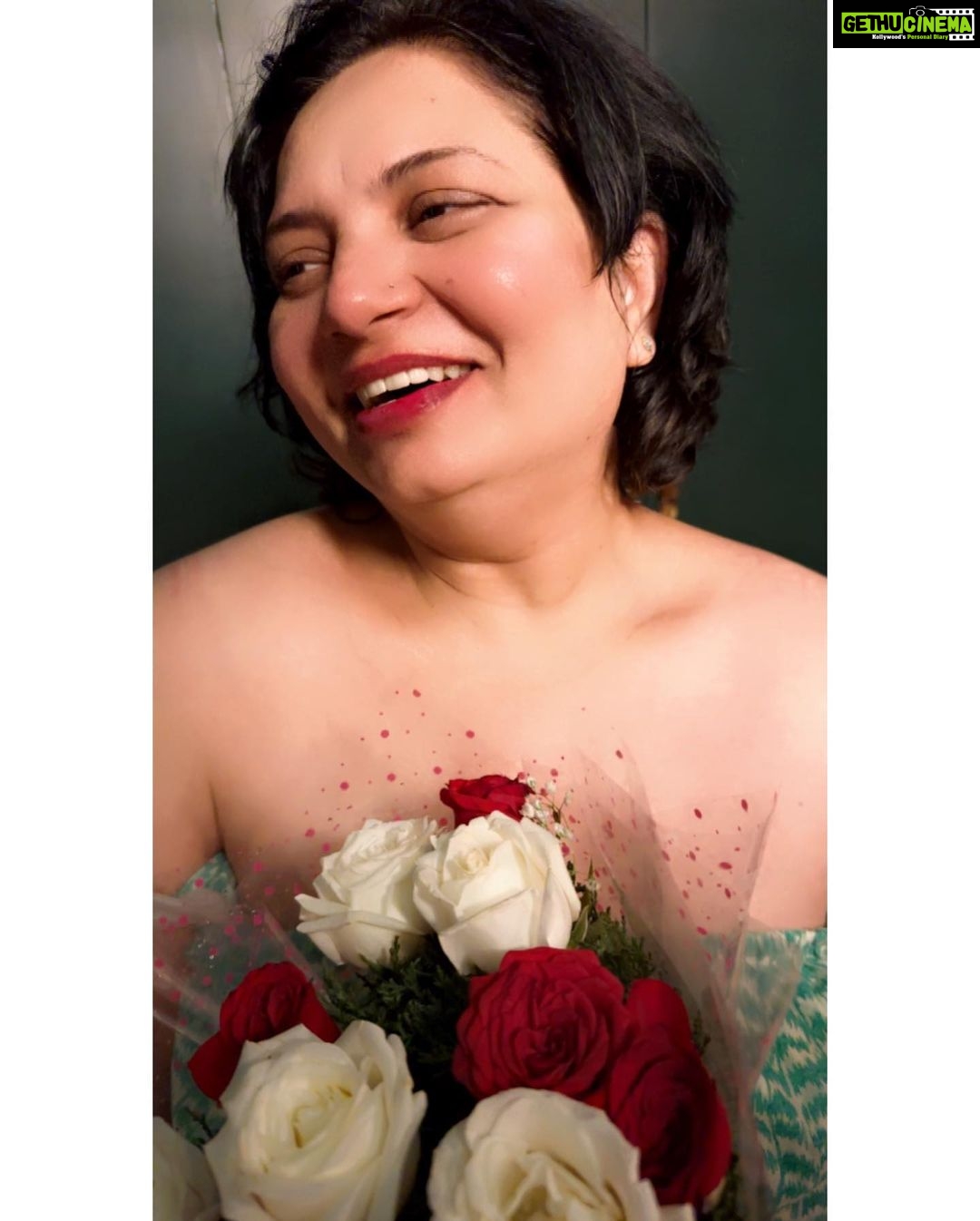 Shivani Narayanan Instagram - En vaazhka idhu dhaan’u Kadhaiyaaga solla Un peru illamaa oru pakkam illa Enakaaga uruga En kaadha thiruga Vazhi paadha nilavaa Nee venum neduga🌷 Happy Mother’s Day to my precious Amma and to all lovely Amma’s out there ♥️