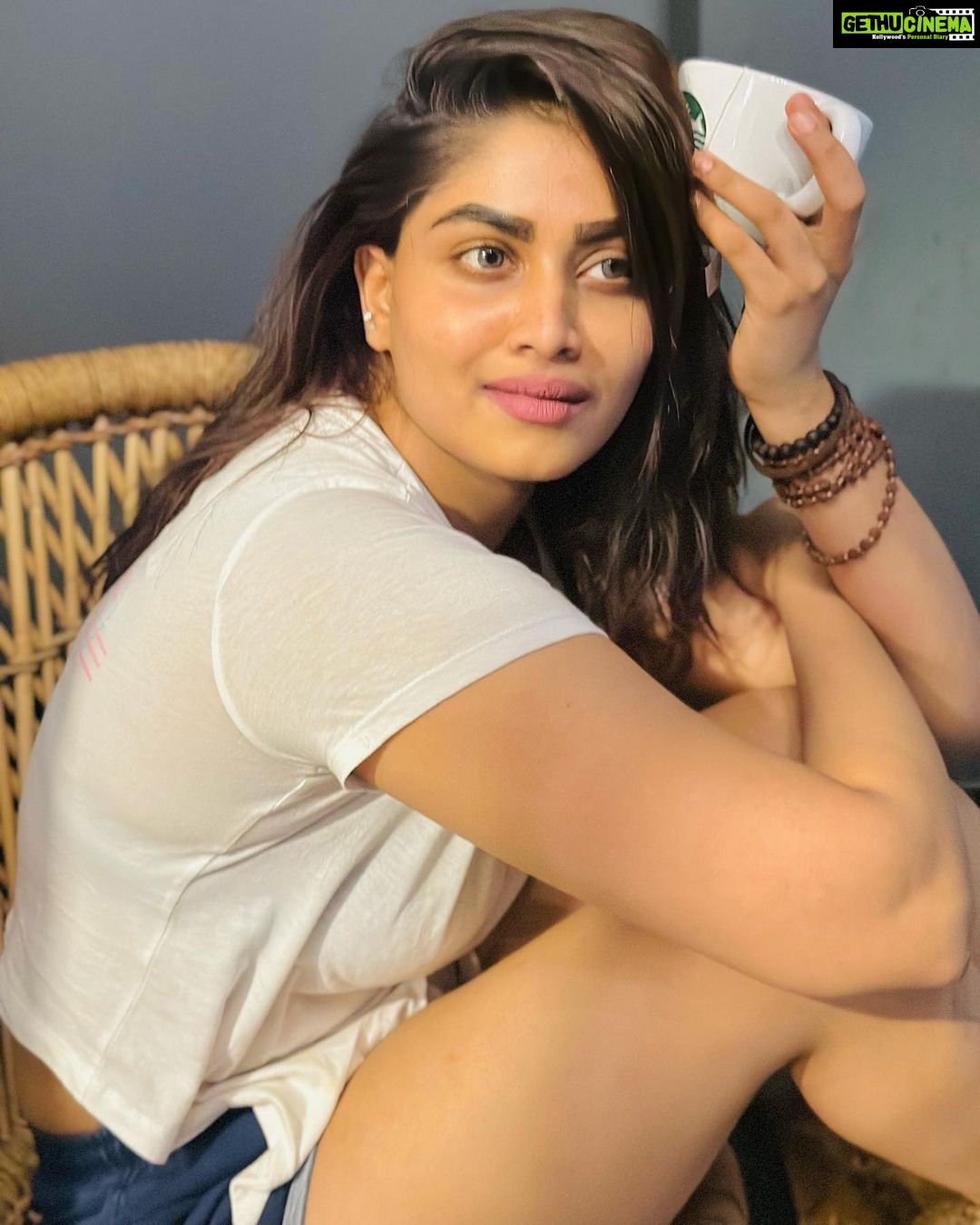 Shivani Narayanan Instagram - Hi how u all doing 😉👋 Clicks after a Green Tea 🤷🏻♀️