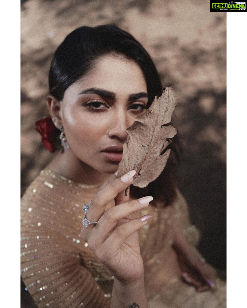 Shivani Narayanan Instagram - Rose Woman 🌹 @sathish_photography49 @mayon_by_subhathracouture @ratnamakeupartist @shamini_shankar_official