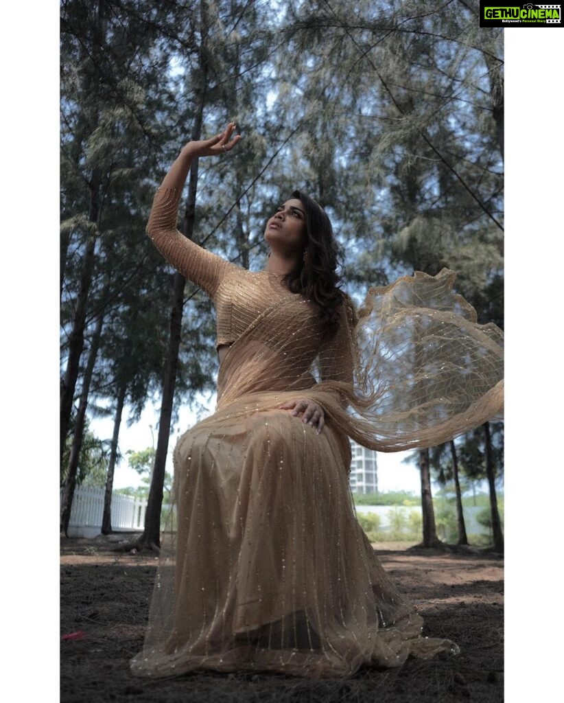 Shivani Narayanan Instagram - Rose Woman 🌹 @sathish_photography49 @mayon_by_subhathracouture @ratnamakeupartist @shamini_shankar_official