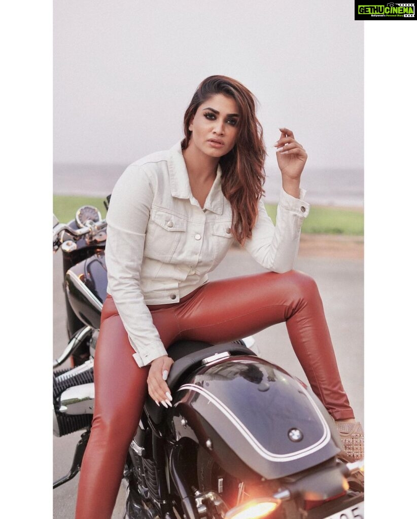 Shivani Narayanan Instagram - Weekend chilling be like 😉 #bmwr18 Concept @shamini_shankar_official Photography @sathish_photography49 Makeup & Hair @ratnamakeupartist Thanks for the bike bro @mohankumartoday 🏍️ #bmwr18
