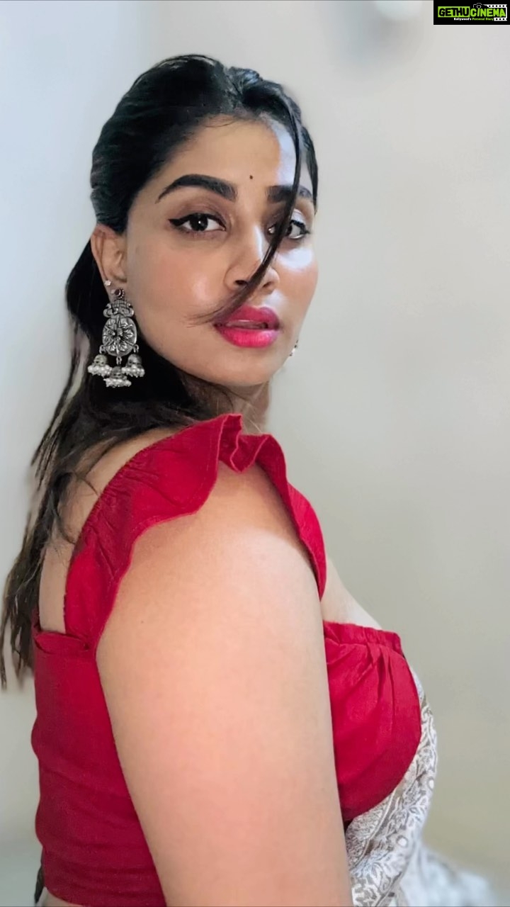 Shivani Narayanan Instagram - Rojaaa Reel on a Sunday🌹