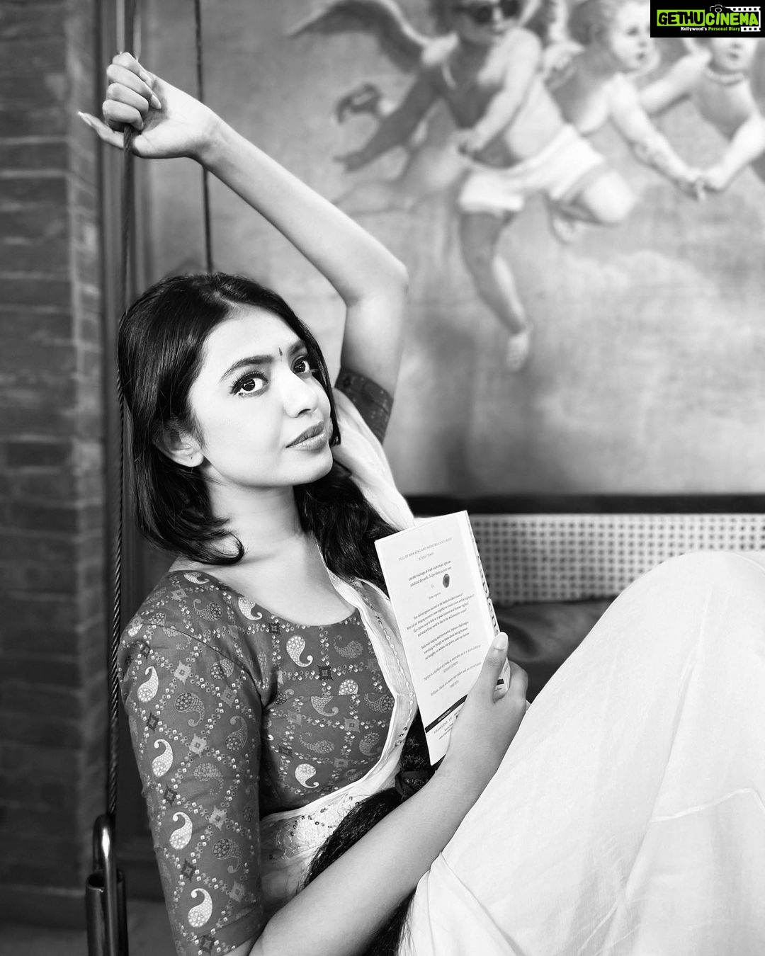 Shivani Rajashekar Instagram - 🤍🖤🤍 Pc @harithamarthi Makeup @jailekha_ Hair styling @jayaram_dasarla