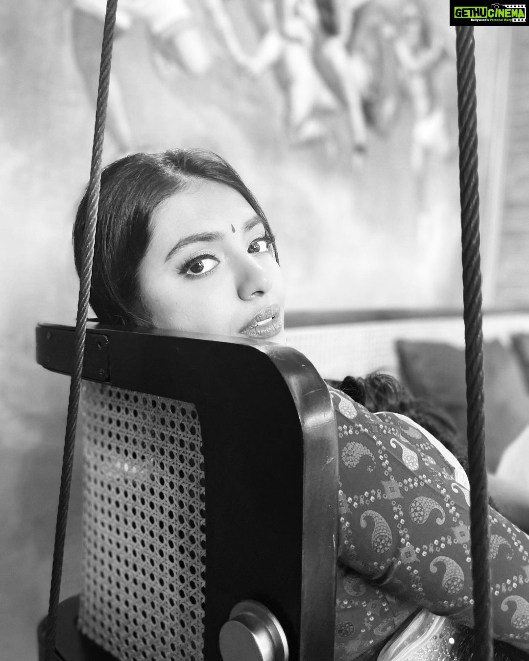 Shivani Rajashekar Instagram - 🤍🖤🤍 Pc @harithamarthi Makeup @jailekha_ Hair styling @jayaram_dasarla