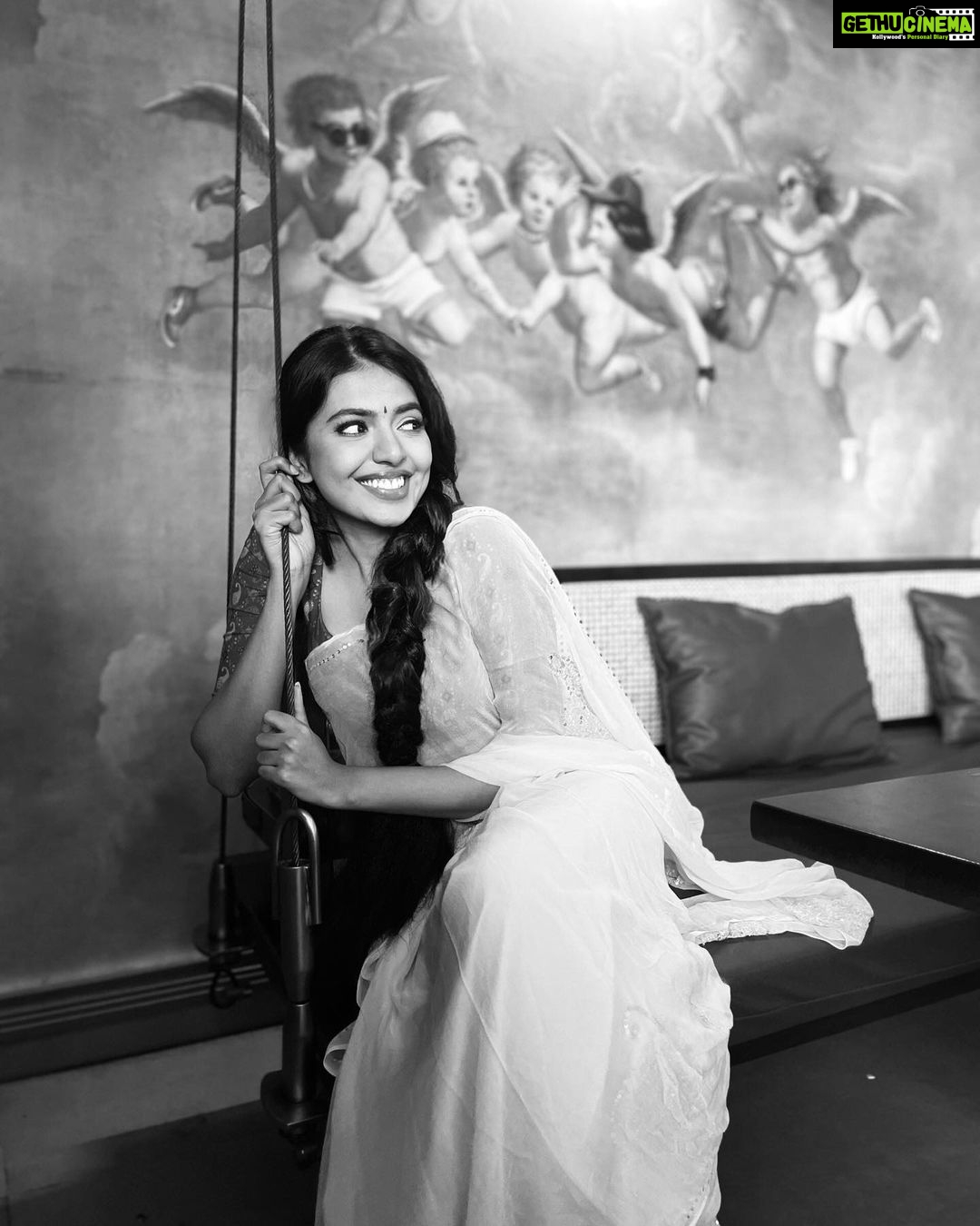 Shivani Rajashekar Instagram - 🤍🖤🤍 Pc @harithamarthi Makeup @jailekha_ Hair styling @jayaram_dasarla