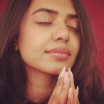 Shivani Rajashekar Instagram - Soaking up the first light of #2023 💛🌞 #2022 u were Wonderful .. so many beautiful memories to cherish forever .. cheers to all the lovely people in my life for making 2022 AMAZING💛 Super duper excited to kick start the new year 😎 #HappyNewYear folks ❤️ Ps: last pic - Devuditho serious discussion..2023 Korikila list gurinchi 😎 #happynewyear2023 #2022recap #Anbarivu #Shekar #nenjukkuneedhi #ahanapellanta #ahanapellantaonzee5 #vvaFilm #VidyaVasulaAham #Jilebi #family #friends #memories