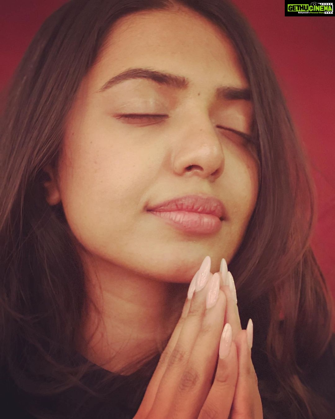 Shivani Rajashekar Instagram - Soaking up the first light of #2023 ๐๐ #2022 u were Wonderful .. so many beautiful memories to cherish forever .. cheers to all the lovely people in my life for making 2022 AMAZING๐ Super duper excited to kick start the new year ๐ #HappyNewYear folks โค๏ธ Ps: last pic - Devuditho serious discussion..2023 Korikila list gurinchi ๐ #happynewyear2023 #2022recap #Anbarivu #Shekar #nenjukkuneedhi #ahanapellanta #ahanapellantaonzee5 #vvaFilm #VidyaVasulaAham #Jilebi #family #friends #memories