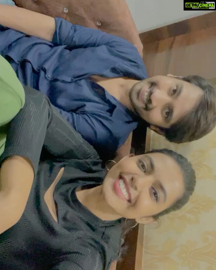 Shivani Rajashekar Instagram - Adding some Seenu and Maha love to your feed 💕 #AhaNaPellantaOnZee5 streaming now :) link in bio . #AhaNaPellanta Ps: Last pic - Inka chaalu..nee biscuit lu chaalu 🙏 😛 @rajtarunn Pc- 1 & 4 @dipalisharma29 😘 #Zee5originals @zee5telugu @sanjeevreddyy @rahultamada @tamadamedia @saideepreddy @basavasriharsha @dawoodsait @nageshbanell @ashkarali_cinematographer @judahsandhy @okmusician @2309madhu @kalyan_raghav_pasapula @deevyareddy @ps_varma_14 @lankasanthoshi @krishnatejasvi #Ramakrishna @eshwar_penti_choreographer @anilkumartirre @rgv_sai_varma @durgaji_yedida @ajay_varma_penmatsa #PosaniKrishnaMurali @mohammadalibaigactor @harshamrutham @actressamani @saisrinivasofficial @raghukarumanchi @iammadhunandan @dipalisharma29 @kritikasinghyadav_ @thagubothramesh @iamgetupsrinu @bhadram_actor @rajkumarkasireddy2 @ravisivatejapaila @trishool_jeethuri @dorababu_pediredla @_aishwarya_govardhan @actorrakeshofficial @zee5Telugu @zee5tamil