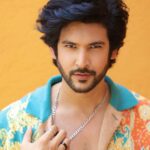 Shivin Narang Instagram - This is how it starts ❤️…. #AnkhiyaanNaAnkhiyaan 👀 . . 📸 @siddhant_singhvi @_eye.for.beauty_ Styled @stylebysaachivj @sanzimehta777 MUH @digambar103