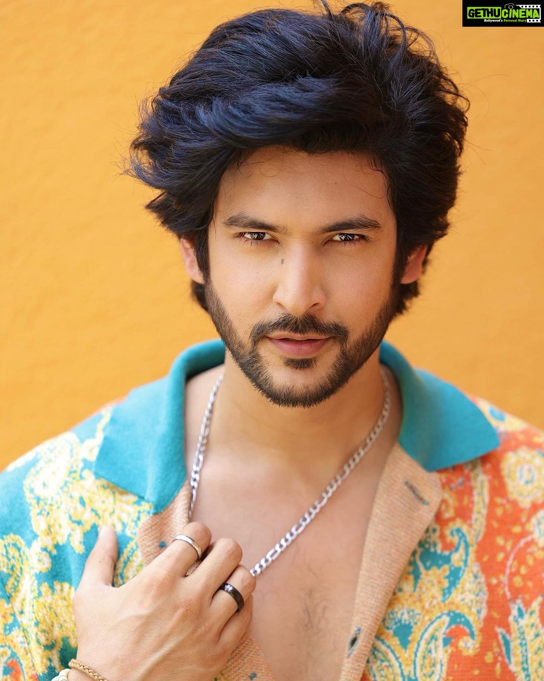 Shivin Narang Instagram - This is how it starts ❤️…. #AnkhiyaanNaAnkhiyaan 👀 . . 📸 @siddhant_singhvi @_eye.for.beauty_ Styled @stylebysaachivj @sanzimehta777 MUH @digambar103