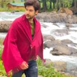 Shivin Narang Instagram - 🏔 Nostalgia and this 🎵love anthem = ❤️ . . #shivinnarang #reeltofeel #nostalgia #kashmir #veerzara #loveanthem Kashmir, the Paradise on Earth