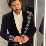 Shivin Narang Instagram - Ready for Saturday night 🖤 . . Styled @shriyanka1 MUH @digambar103 @naiknikhil74 @nayanc2109 @misaw_holic #shivin #shivinnarang #hunarbaaz #loveforblack #meninsuits