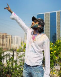 Shivin Narang Instagram - Happy Holi …. Apni thodi late tak chalti hai 🎨 ❤️ . . #happyholi #shivinnarang #photodump