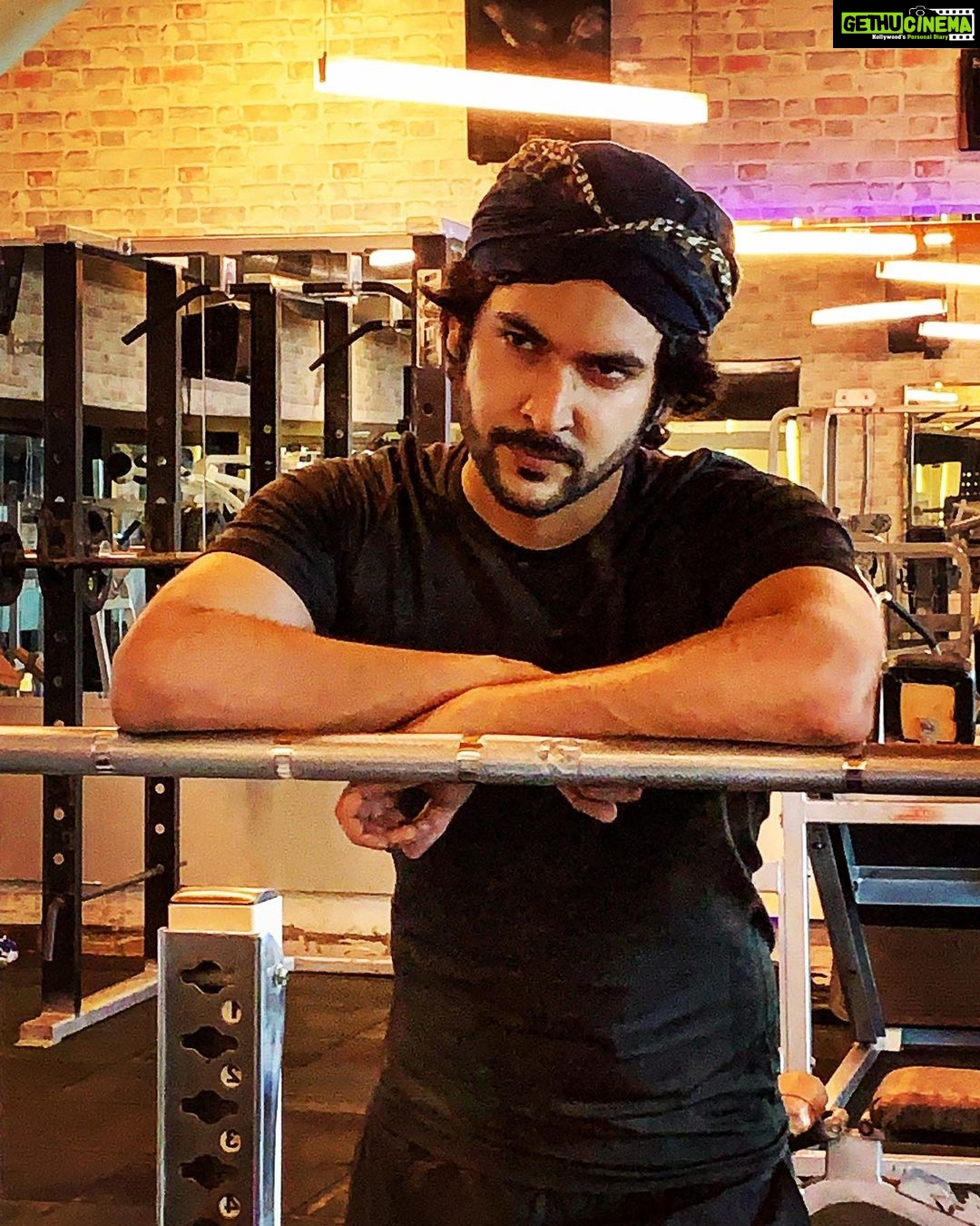 Shivin Narang Instagram - REMIND YOURSELF ✨ . . #shivinnarang #believe #whoyouare @ajinkya_amg 🤗