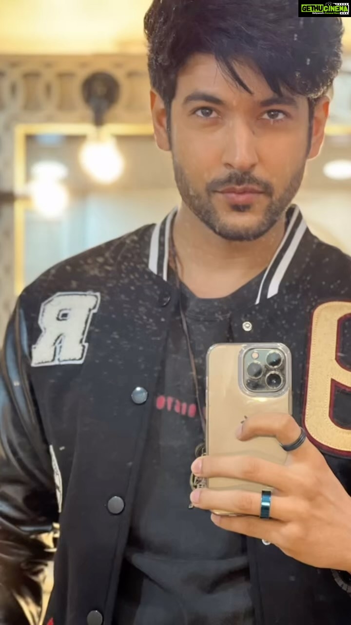 Shivin Narang Instagram - Mirror Addiction🪞