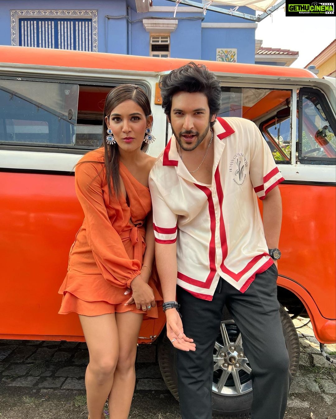 Shivin Narang Instagram - Exactly βοΈ Day to go for #AkhiyaanNaAkhiyaan πΊπ» ππ» Coming to you on 27th May at 12 PM on @sonymusicindia youtube channel! . . @goldiesohel @aseeskaurmusic @shivin7 @tru_makers @i.sahaj @priyanka_mitra695 @shlokelal @premavshetty @neerajnavare @aaliyahussainhairmakeupcreator @vinodkp6333 @stylebysaachivj @styledbynikinagda @priyankasangale_ @sanzimehta77