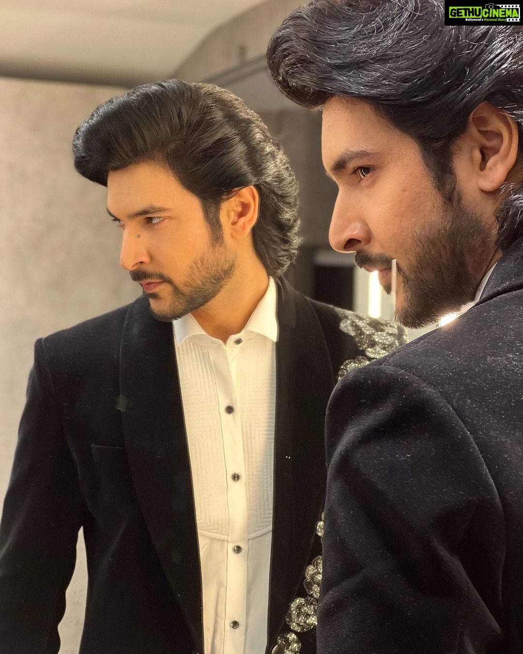 Shivin Narang Instagram - Mirror love 🪞🖤