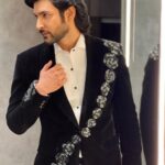 Shivin Narang Instagram - Ready for Saturday night 🖤 . . Styled @shriyanka1 MUH @digambar103 @naiknikhil74 @nayanc2109 @misaw_holic #shivin #shivinnarang #hunarbaaz #loveforblack #meninsuits