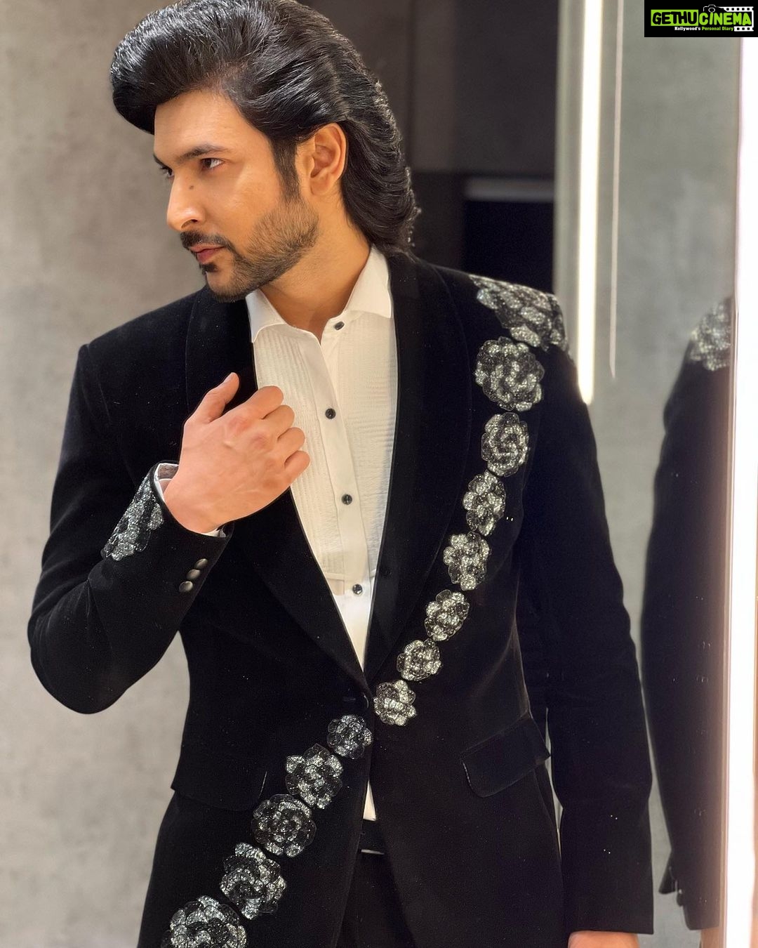 Shivin Narang Instagram - Ready for Saturday night 🖤 . . Styled @shriyanka1 MUH @digambar103 @naiknikhil74 @nayanc2109 @misaw_holic #shivin #shivinnarang #hunarbaaz #loveforblack #meninsuits