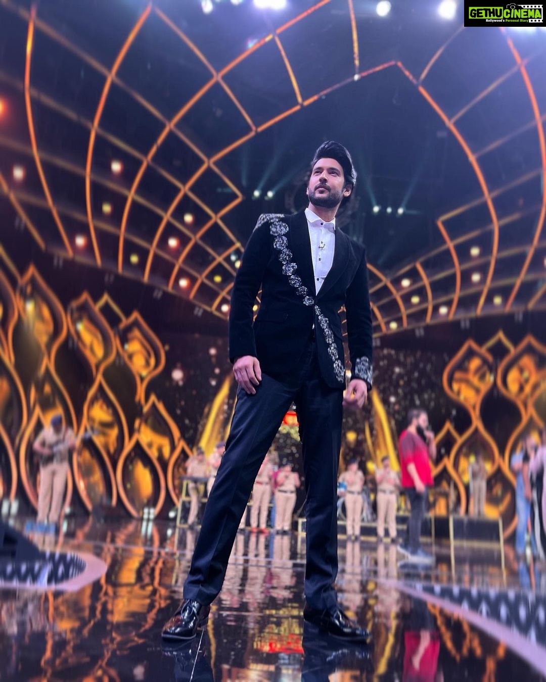 Shivin Narang Instagram - Ready for Saturday night 🖤 . . Styled @shriyanka1 MUH @digambar103 @naiknikhil74 @nayanc2109 @misaw_holic #shivin #shivinnarang #hunarbaaz #loveforblack #meninsuits