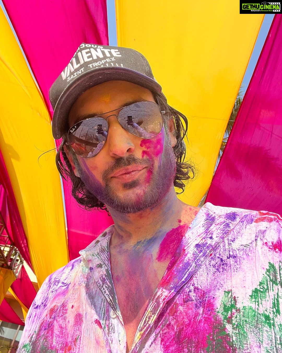 Shivin Narang Instagram - Happy Holi …. Apni thodi late tak chalti hai 🎨 ❤️ . . #happyholi #shivinnarang #photodump