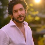Shivin Narang Instagram – When your Work is your Playground 🌆 ⭐️ 
.
.
#shivinnarang #Come&GetIt #meninwhite #eveningvibes #longhairmen