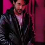 Shivin Narang Instagram - 🪄🔮 . . #shivinnarang #River #feelitreelit #fashionreels #leatherjacket #menfashion 📸 @indoframes_